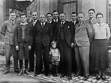 Adolf Häfele et le personnel à l'avant de la quincaillerie Häfele à Nagold